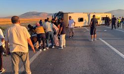 Kütahya ve Afyon yolunda devrilen otobüsteki 31 kişi yaralandı