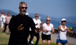Güzelbahçe'de sahildeki bedava tai chi derslerine yoğun ilgi