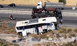 Kütahya ve Eskişehir yolunda şarampole devrilen otobüste kemer takan yolcu, çizik dahi almadan kurtuldu