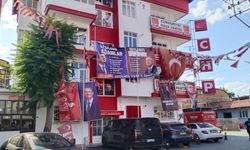 Uşak Köme Mahallesi'ndeki parti binasına asılan pankartlar dikkat çekti
