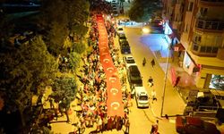 Uşak'ta 30 Ağustos nedeniyle gerçekleşen Fener Alayı'nda dev Türk Bayrağı açıldı