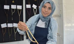 Afyonkarahisar Olgunlaştırma Enstitüsü'nden Hatice Uçkun, tespih sanatını icra ediyor