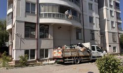 Kütahya'daki emekli profesörün evinden kamyon dolusu çöp çıktı