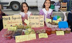 Demirci'de 7 ve 13 yaşındaki çocuklar pazarda tezgah açtı