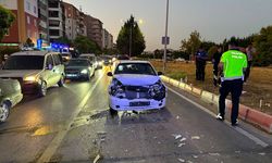 Uşak'ta ışıklarda bekleyen otomobile çapan araçtaki 3 kişi yaralandı