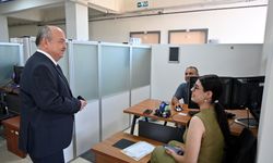 Uşak Üniversitesi Rektörü, yeni kayıt yaptıran öğrencilerle görüştü