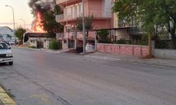 Uşak Kamalöz Pazaryerinin karşısında park halindeki midibüs yandı