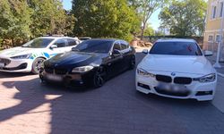 Banaz'da drift atılan 2 BMW otomobil emniyete çekildi