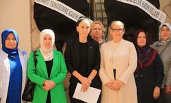 Nişancıpaşa Mahallesi Muhtarı'nın binasının önüne siyah çelenk