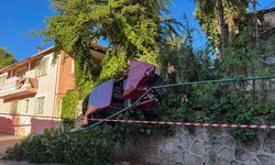 Uşak Aybey Mahallesi Eroğlu sokakta kaza yapan araç duvarda asılı kaldı