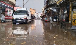 Uşak'ta yaklaşık 20 dakika süren şiddetli sağanak yağış ortalığı göle çevirdi!