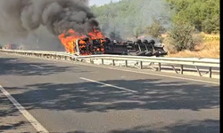 Banaz'da devrilen alkol yüklü kamyon alev aldı!