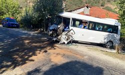 Uşak Paşacıoğlu köyünde okul servisi ve kamyon çarpıştı