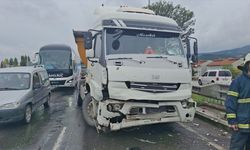 Kütahya ve Eskişehir yolunda 5 aracın karıştığı zincirleme kazada 1 kişi yaralandı