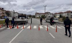 Kütahya Yunus Emre Caddesindeki geçtiği arazinin tapu sahibi mahkemeyi kazanınca yolun bir bölümü kapandı