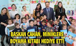 Başkan Cahan, miniklere hizmetleri anlatan boyama kitabı hediye etti