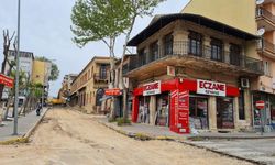 Uşak'ta tarihi caddenin asfaltlanmasına tepki gösterdi