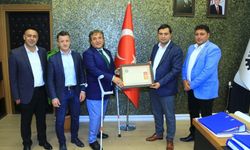 Gazilerden Uşak Belediye Başkanı Çakın'a fahri üyelik belgesi