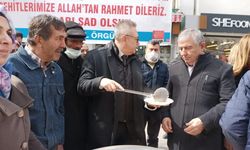 CHP Uşak İl ve İlçe Örgütleri, Çanakkale şehitleri için vatandaşa tavuklu pilav ve ayran ikram etti