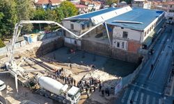 Eski Uşak Belediyesi binasıyla birlikte, İsmetpaşa Caddesi'nde de zemin yenilemesi yapılacak