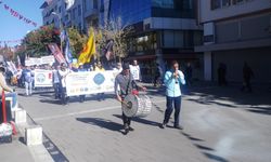 Uşak'ta öğretmenlerden davullu zurnalı eylem!