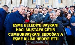Cumhurbaşkanı Erdoğan'a el dokuması Eşme kilimi hediye etti