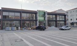Uşak Belediyesi'nin caddedeki binası, yeni haliyle kapılarını ilk kez açıyor