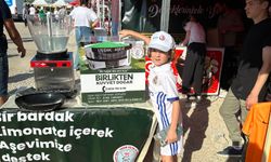 Uşşak Aşevine limonata satarak destek topladılar