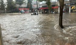 İsmetpaşa Caddesi göle döndü, dükkanları su bastı