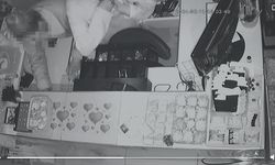 Uşak'ta kadın hırsızlar çaldıkları parayı sütyenlerine koydu