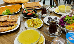 Uşak'ta 80 TL'ye kıymalı pide, çorba, su, çay, hurma ve köz biber ile patlıcanlı iftar menüsü