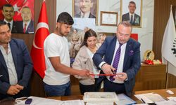 Uşak Belediye Başkanı Özkan Yalım, makamında nişan taktı