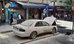Uşak'taki yanan otomobil büyük paniğe yol açtı! Yangını bölgedeki esnaf söndürdü