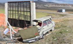 İhsaniye'de beton direğe çarpan araçtaki 1 kişi yaşamını yitirdi
