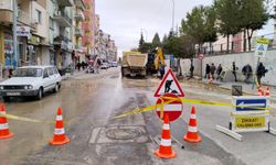 Uşak'ta yine aynı yede patlak! Nuri Şeker Caddesi'nde trafik aksıyor!