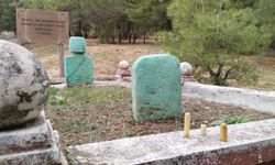 Uşak'taki Akkiliseli İmam El-Hac Ahmet Efendi'nin mezarının çevresinde de alkol şişeleri ve tekstil atıkları var!