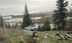 Uşak Tekstil OSB dolaylarında kaygan yoldaki otomobil şarampole uçtu