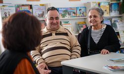Karşıyaka Hoca Mitat Kütüphanesi'nde 95 kitap bitiren Mete Tuna Tuncay'ın engellilik oranı yüzde 80'den 50'ye düştü