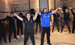 Afyon Çobanlar'daki bir grup vatandaş, günlük sorunlardan telefon yerine halk oyunlarıyla uzaklaşıyorlar