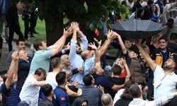 Manisa'da ters şemsiye ile mesir macunu kapma yarışına girdiler