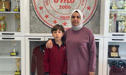 Uşak Mahmut Özgöbek'te az daha canından olacak çocuğu öğretmeni kurtardı