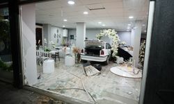 Zübeyde Hanım Caddesi'nde kaza yapan otomobil, çiçekçi dükkanına daldı