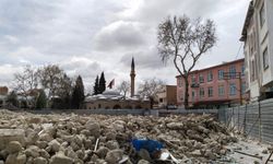 Uşak'ta binaların içine gömülen tarihi Cami gün yüzüne çıkıyor!