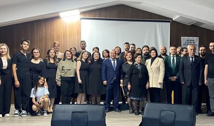 Alaşehir'de hemşireler günü nedeniyle şarkılar söyleyip halk oyunları oynadılar