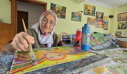 89 yaşındaki Makbule Can, 70 yaşında, çocuklarının ısrarıyla tanıştığı resim sanatını tutkuyla sürdürüyor.