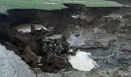 Uşak'ın Banaz ilçesine komşu termal kent Sandıklı'da aşırı yağış nedeniyle dere yatağındaki ara yol çöktü!