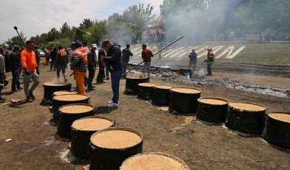 Acıpayam Alaattin Mahallesi'nde yıllardır süren keşkek, et ve aşurenin bulunduğu hayır yemeği geleneği