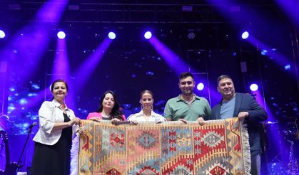 Derya Uluğ, Eşme'de bir birinden güzel şarkılar seslendirdi