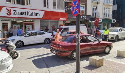 Uşak Barbaros Caddesi'nde trafik Arap saçı gibi!