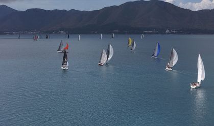 Marmaris'te yat yarışları renkli görüntüler oluşturdu